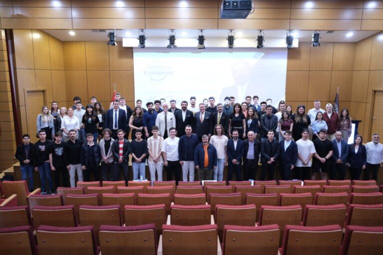 Ünlü tasarımcı Mudanya Üniversitesi’nde tecrübelerini paylaştı