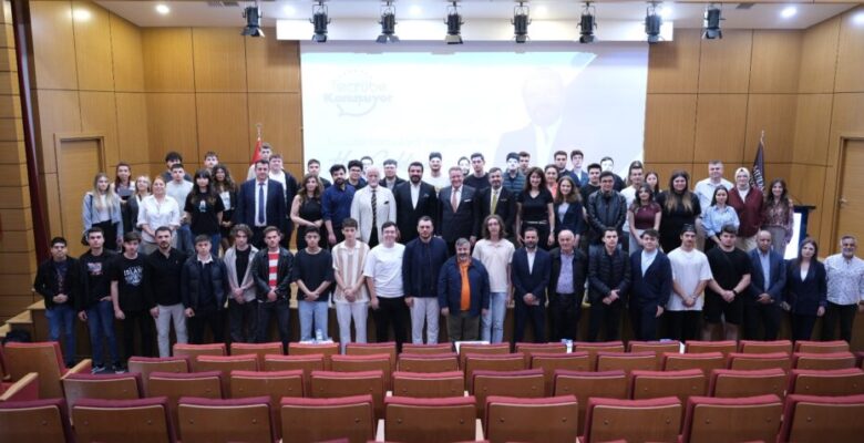 Ünlü tasarımcı Mudanya Üniversitesi’nde tecrübelerini paylaştı