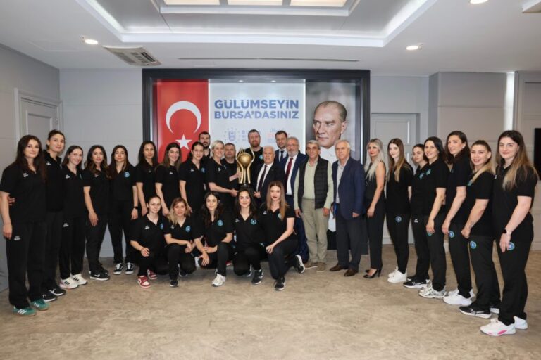 Şampiyon sporculardan Başkan Bozbey’e ziyaret