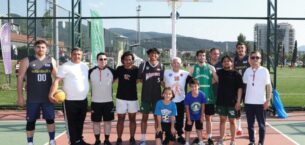 Başkan Mustafa Bozbey Gençlerle Buluşup Basketbol Oynadı