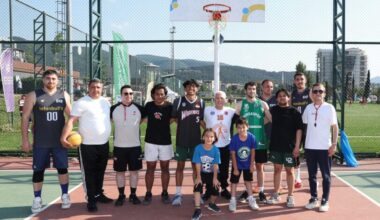 Başkan Mustafa Bozbey Gençlerle Buluşup Basketbol Oynadı