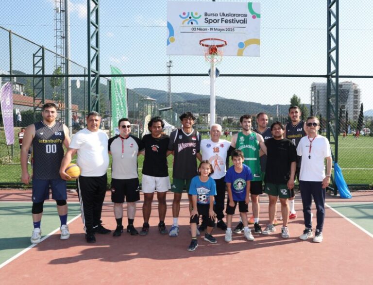 Başkan Mustafa Bozbey Gençlerle Buluşup Basketbol Oynadı