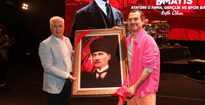 Bursa’da 19 Mayıs coşkusu ‘Mor ve Ötesi’ ile zirve yaptı
