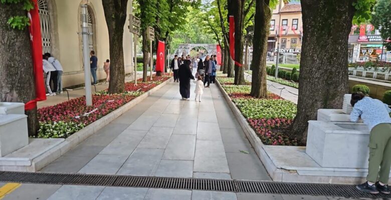 Bursa çiçek bahçesine dönüşüyor