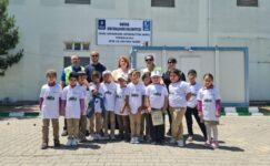 Minik gönüllülerden İznik’te sahil temizliği