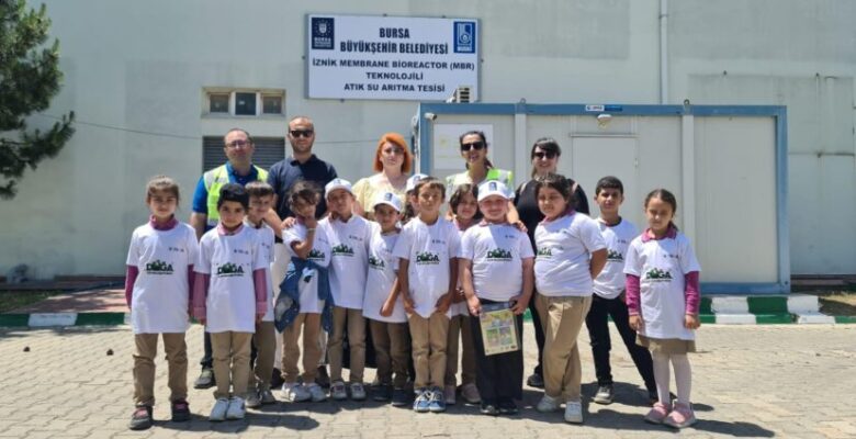 Minik gönüllülerden İznik’te sahil temizliği