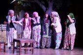 “KOMŞU KÖYÜN DELİSİ” TİYATRO GÖSTERİSİNİN GALASI YAPILDI