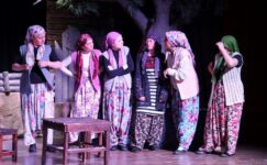 “KOMŞU KÖYÜN DELİSİ” TİYATRO GÖSTERİSİNİN GALASI YAPILDI