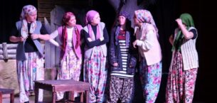 “KOMŞU KÖYÜN DELİSİ” TİYATRO GÖSTERİSİNİN GALASI YAPILDI