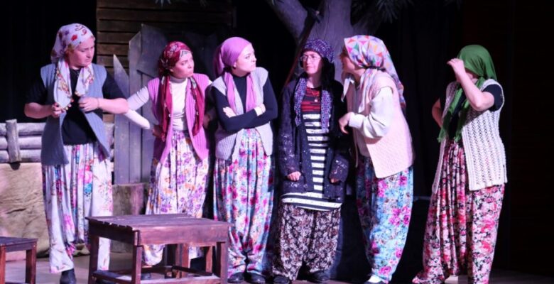 “KOMŞU KÖYÜN DELİSİ” TİYATRO GÖSTERİSİNİN GALASI YAPILDI