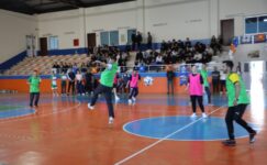 ENGELLER SAHADA AŞILDI, FUTSAL TURNUVASINDA DOSTLUK KAZANDI