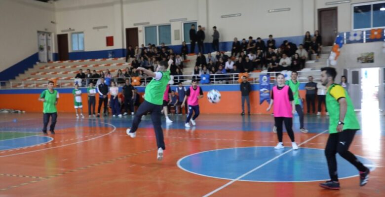 ENGELLER SAHADA AŞILDI, FUTSAL TURNUVASINDA DOSTLUK KAZANDI
