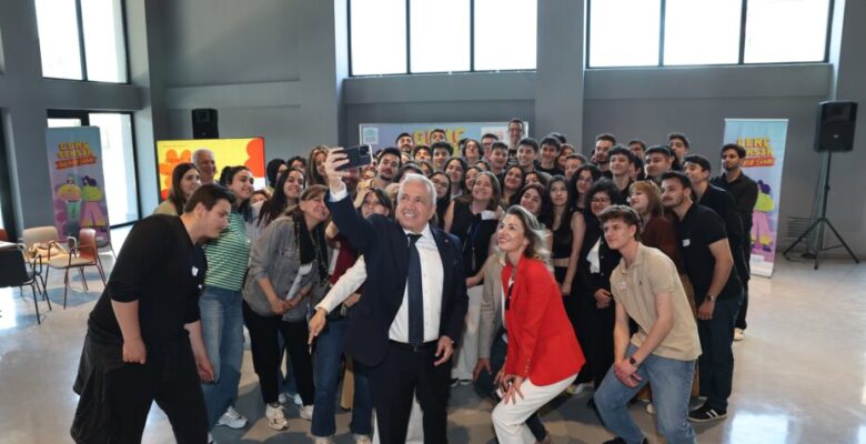 Başkan Şadi Özdemir Gençlik Bayramı’nda gençlerle buluştu