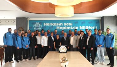 Hentbolcular başarılarını Başkan Şadi Özdemir’le paylaştı