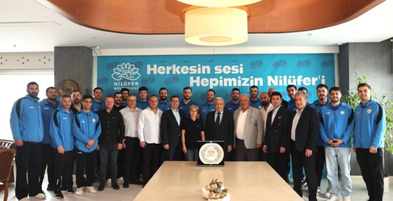 Hentbolcular başarılarını Başkan Şadi Özdemir’le paylaştı