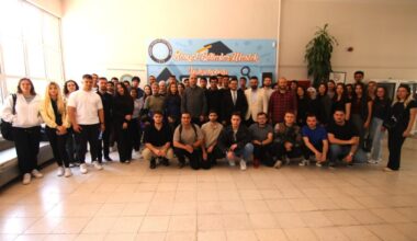 ERDİ ALTINTAŞ DIŞ TİCARET ÖĞRENCİLERİYLE BULUŞTU ERDİ ALTINTAŞ DIŞ TİCARET ÖĞRENCİLERİYLE BULUŞTU