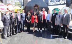 MİMARLAR ODASI BURSA ŞUBESİ ATATÜRK ANITI’NA ÇELENK KOYDU…