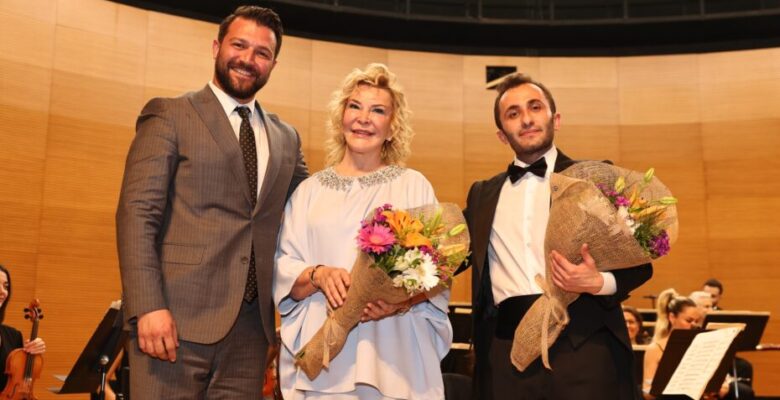 Nilüfer Senfoni Orkestrası ilk konserinde Gülsin Onay’ı ağırladı