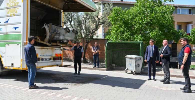 Karacabey Belediyesi’nden çöp konteynerine özel temizlik