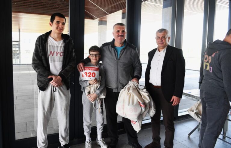 Tarihi koşuya katılacak sporseverler numaralarını aldı