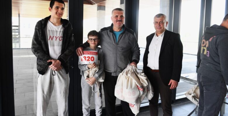 Tarihi koşuya katılacak sporseverler numaralarını aldı