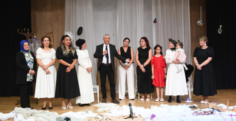 Osmangazili kadınlar Kozalar oyunu ile izleyici karşısında