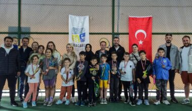 Karacabey Belediyesi Spor Tesisleri’nde minik raketler sahne aldı