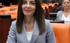 NURHAYAT ALTACA KAYIŞOĞLU; “ÜRETİCİ ÇÖKÜYOR, SANAYİ ÇÖKÜYOR, İKTİDAR İZLİYOR”