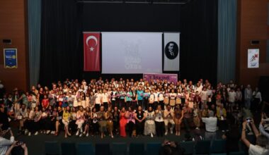 Boyları kadar kitap okudular, ödülleri kaptılar