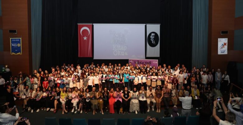 Boyları kadar kitap okudular, ödülleri kaptılar