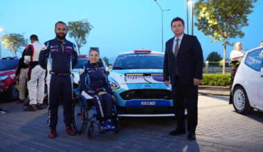 Engelli ralli pilotu Kübra aracını başarıdan başarıya sürüyor Engelli ralli pilotu Kübra aracını başarıdan başarıya sürüyor