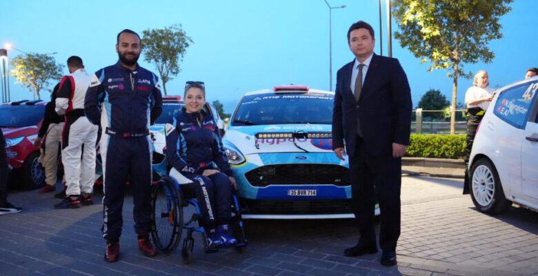 Engelli ralli pilotu Kübra aracını başarıdan başarıya sürüyor