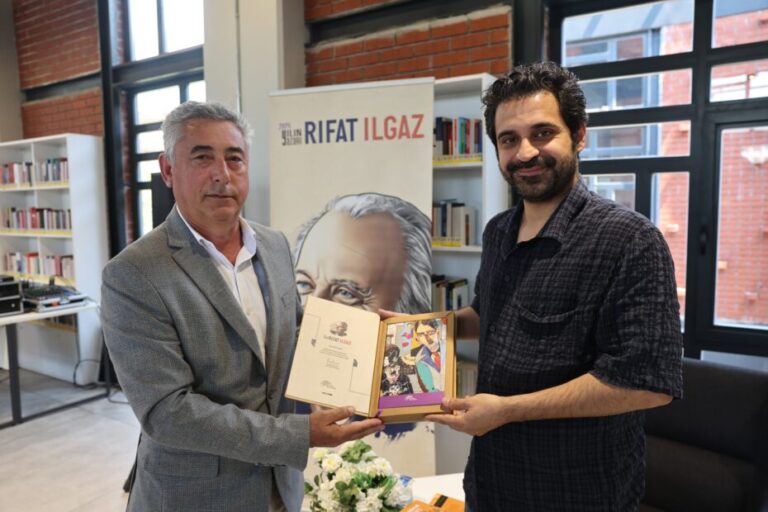 Genç oyuncu, öğrencilere “Hababam Sınıfı”nı okudu