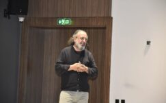 Ünlü Yazar Sinan Yağmur Karacabey’de öğrencilerle buluştu