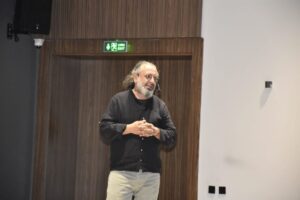 Ünlü Yazar Sinan Yağmur Karacabey’de öğrencilerle buluştu