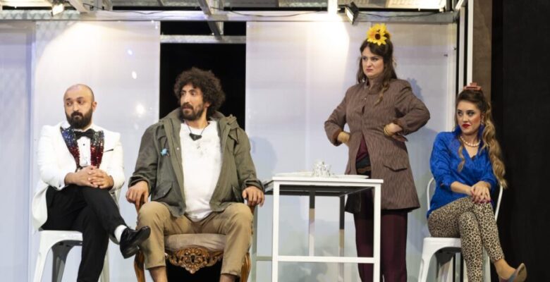 Karacabey’de sanat dolu gece; ‘Süleyman ve Öbürsüler’ tiyatroseverlerle buluştu
