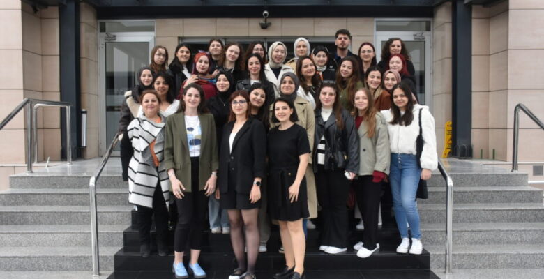 GELECEĞİN MODA TASARIMCILARI BU PROGRAMDA YETİŞİYOR