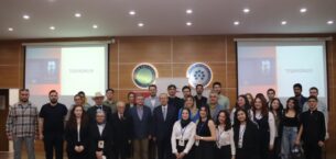 SAĞLIK SEKTÖRÜNÜN BAŞARILI İSMİ AHMET ÖZKUL ÖĞRENCİLERLE BULUŞTU