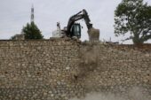 Dağyenice’de 3 bin 800 metrekarelik kaçak duvar yıkıldı