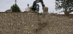 Dağyenice’de 3 bin 800 metrekarelik kaçak duvar yıkıldı