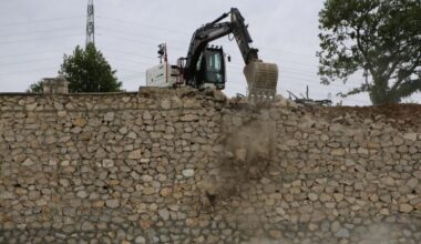 Dağyenice’de 3 bin 800 metrekarelik kaçak duvar yıkıldı