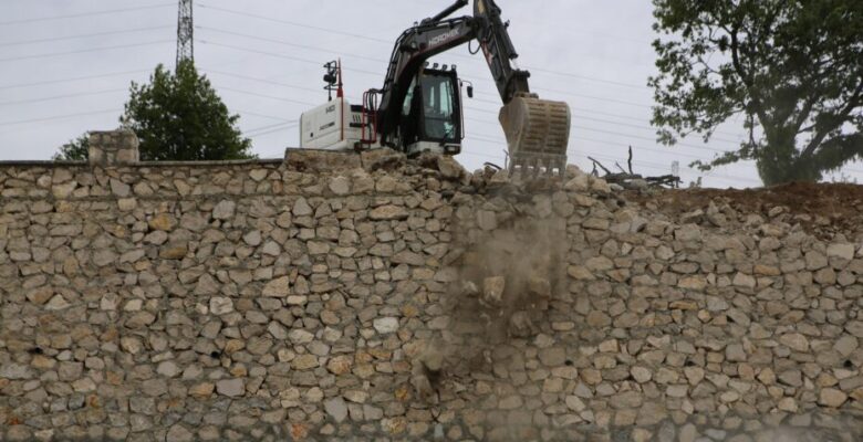 Dağyenice’de 3 bin 800 metrekarelik kaçak duvar yıkıldı