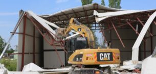 Nilüfer’de iki kaçak fabrika yerle bir edildi