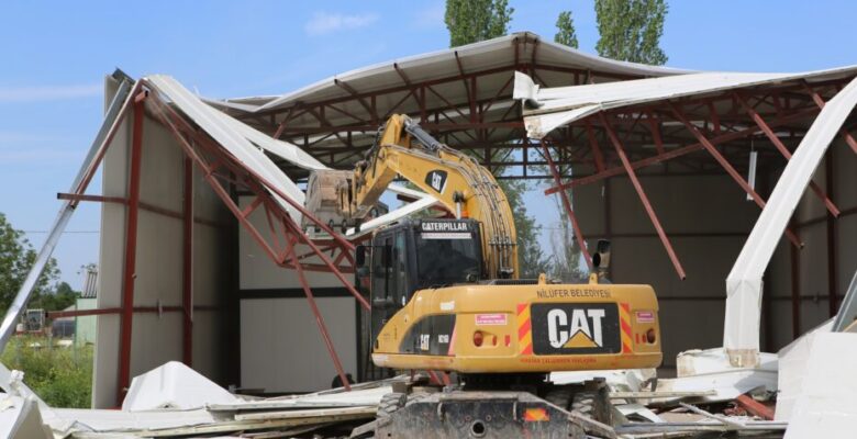 Nilüfer’de iki kaçak fabrika yerle bir edildi