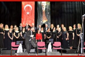 YAKAMOZ TÜRK MÜZİĞİ KOROSUNDAN ANLAMLI KONSER