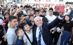 Başkan Bozbey, öğrencilerin karne sevincine ortak oldu