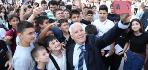 Başkan Bozbey, öğrencilerin karne sevincine ortak oldu