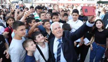 Başkan Bozbey, öğrencilerin karne sevincine ortak oldu Başkan Bozbey, öğrencilerin karne sevincine ortak oldu