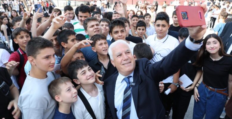 Başkan Bozbey, öğrencilerin karne sevincine ortak oldu