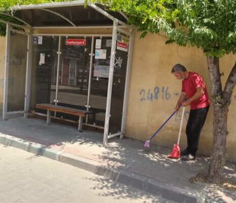 EMEKLİ ÖĞRETMEN’DEN ÖRNEK SİTESİNDE ÖRNEK DAVRANIŞ